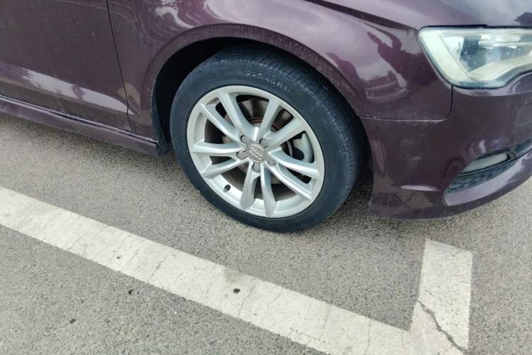 Used Audi A3 2014 Limousine 40 TFSI S line Comfort Model Right Front Wheel Hub