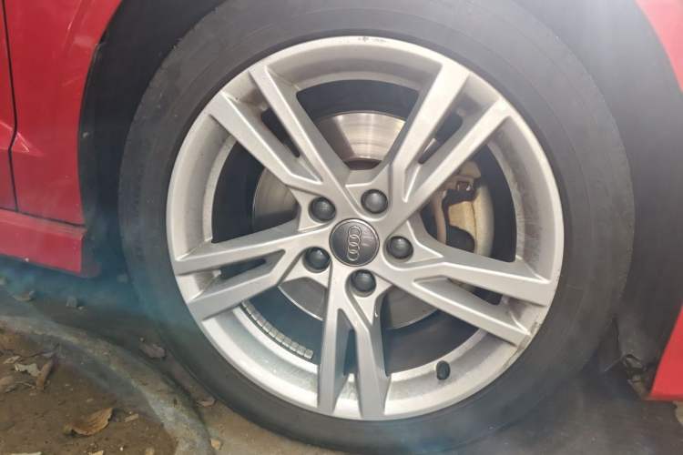 Used Audi A3 2014 Limousine 40 TFSI S line Comfort Model Right Front Wheel Hub