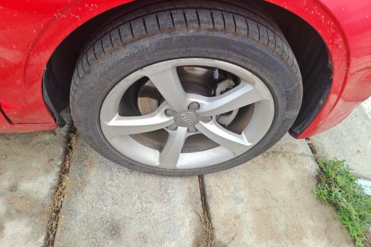 Used Audi A3 2014 Limousine 35 TFSI Automatic Comfort Model Right Front Wheel Hub