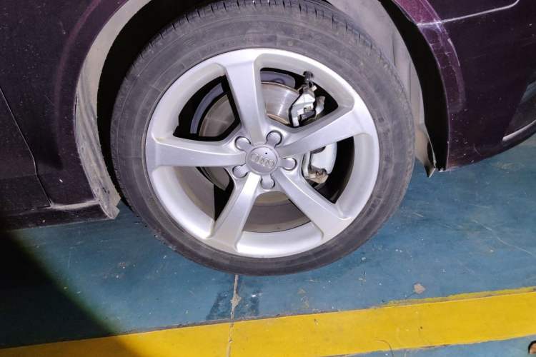 Used Audi A3 2014 Limousine 35 TFSI Automatic Comfort Model Right Front Wheel Hub