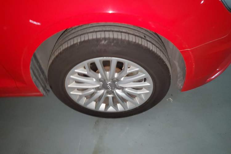 Used Audi A3 2014 Limousine 35 TFSI Automatic Fashion Model Right Front Wheel Hub