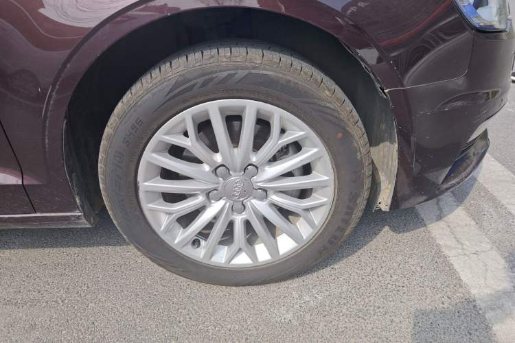 Used Audi A3 2014 Limousine 35 TFSI Automatic Fashion Model Right Front Wheel Hub
