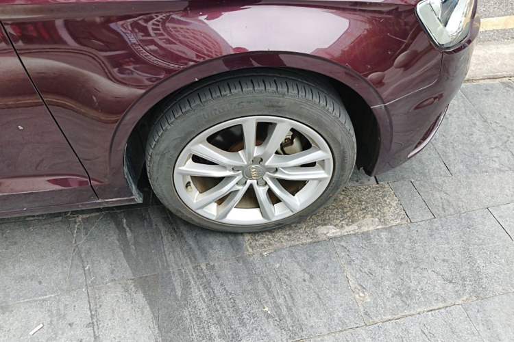 Used Audi A3 2014 Limousine 35 TFSI Automatic Comfort Model Right Front Wheel Hub