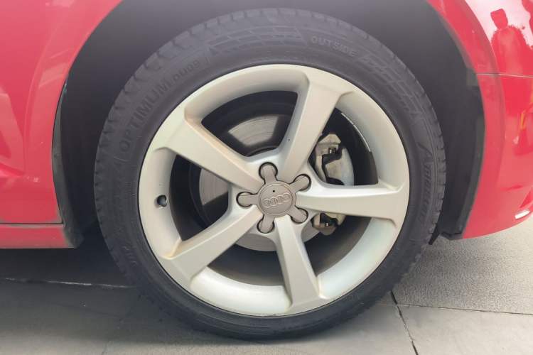 Used Audi A3 2014 Limousine 35 TFSI Automatic Comfort Model Right Front Wheel Hub