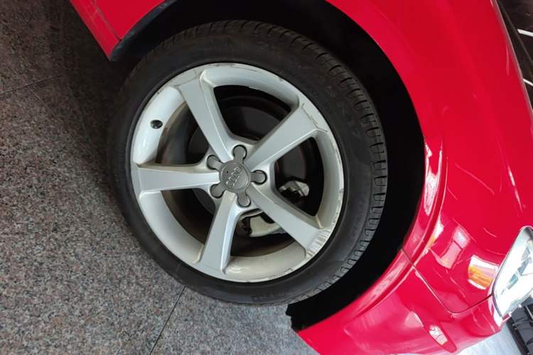 Used Audi A3 2014 Limousine 35 TFSI Automatic Comfort Model Right Front Wheel Hub