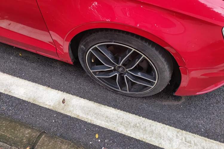 Used Audi A3 2014 Limousine 35 TFSI Automatic Comfort Model Right Front Wheel Hub