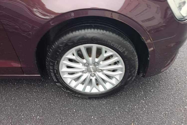 Used Audi A3 2014 Limousine 35 TFSI Automatic Fashion Model Right Front Wheel Hub