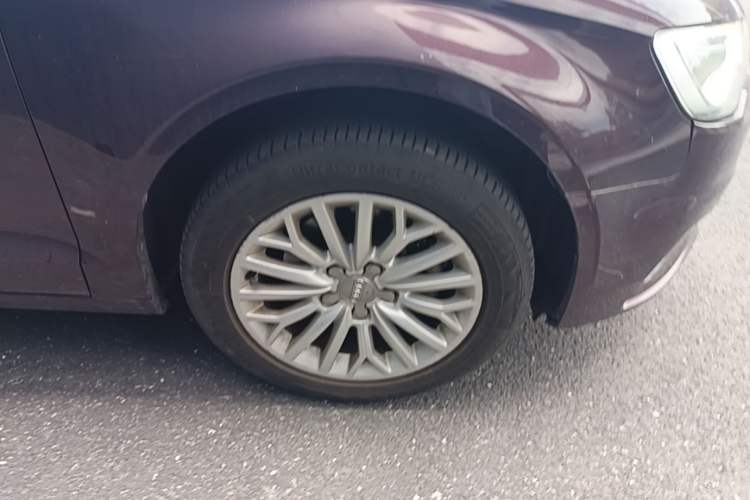 Used Audi A3 2014 Limousine 35 TFSI Automatic Fashion Model Right Front Wheel Hub