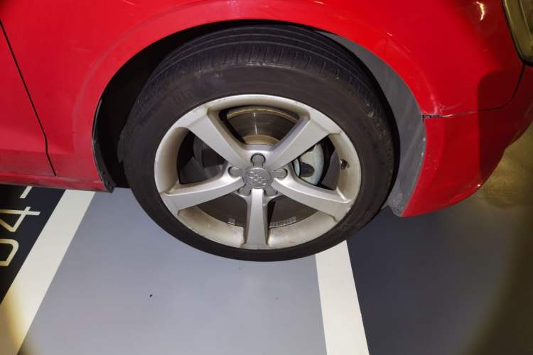 Used Audi A3 2014 Limousine 35 TFSI Automatic Comfort Model Right Front Wheel Hub