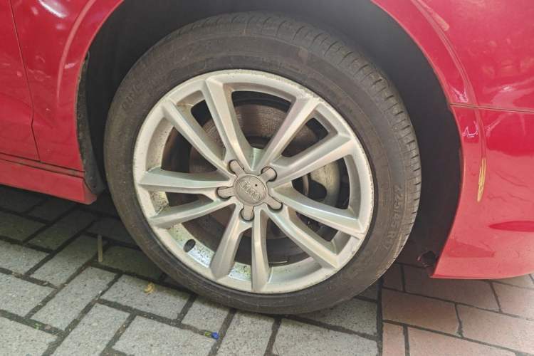 Used Audi A3 2014 Limousine 40 TFSI S line Comfort Model Right Front Wheel Hub