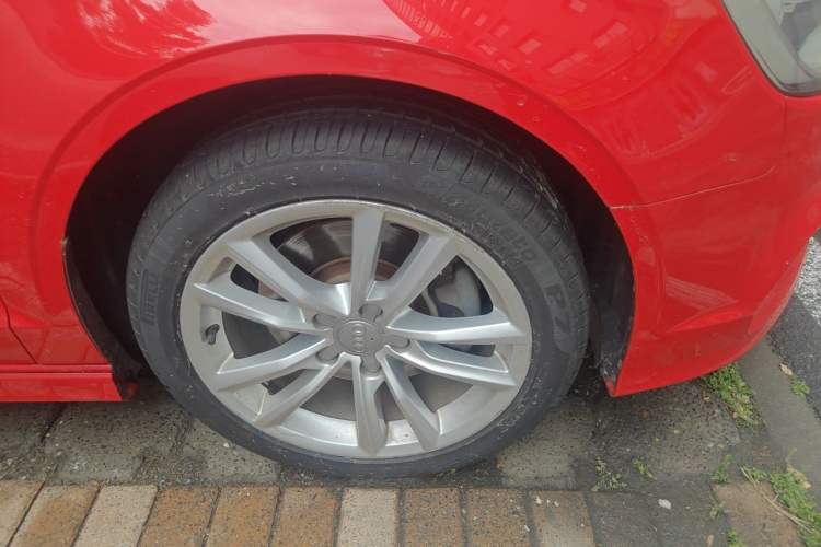 Used Audi A3 2014 Limousine 40 TFSI S line Comfort Model Right Front Wheel Hub