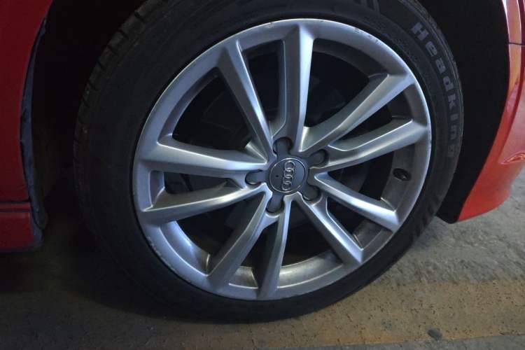 Used Audi A3 2014 Limousine 40 TFSI S line Comfort Model Right Front Wheel Hub