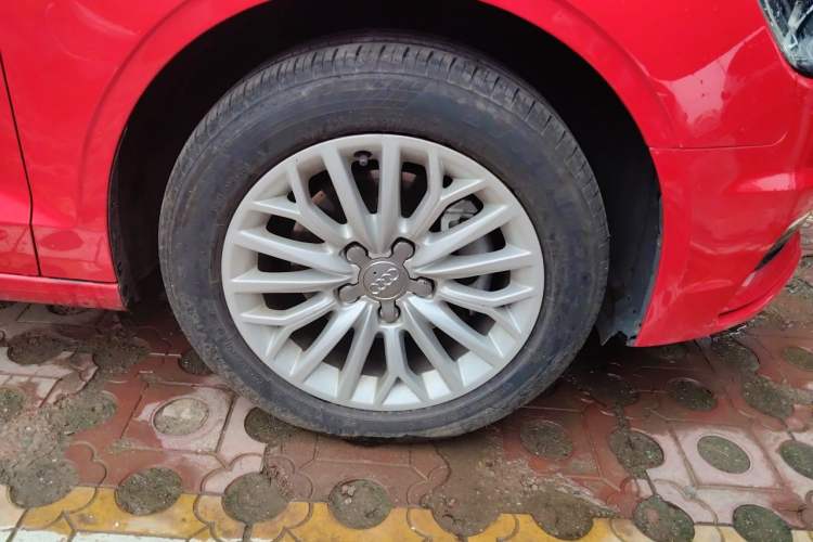 Used Audi A3 2014 Limousine 35 TFSI Automatic Fashion Model Right Front Wheel Hub