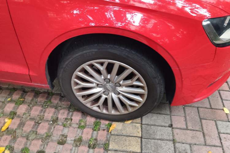 Used Audi A3 2014 Limousine 35 TFSI Automatic Advanced Model Right Front Wheel Hub