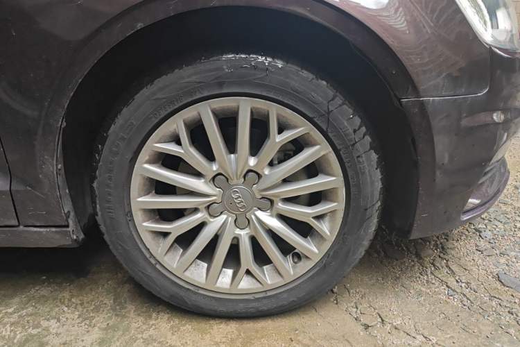 Used Audi A3 2014 Limousine 35 TFSI Automatic Advanced Model Right Front Wheel Hub