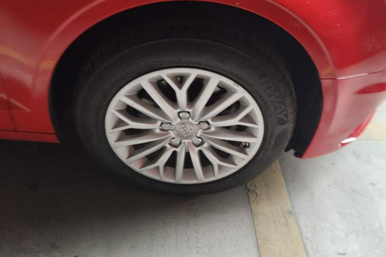 Used Audi A3 2014 Limousine 35 TFSI Automatic Fashion Model Right Front Wheel Hub