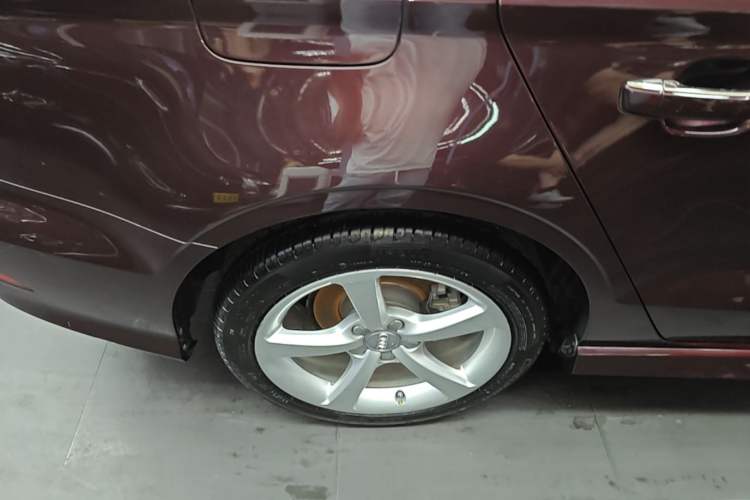 Used Audi A3 2014 Limousine 40 TFSI S line Luxury Model Right Rear Wheel Hub