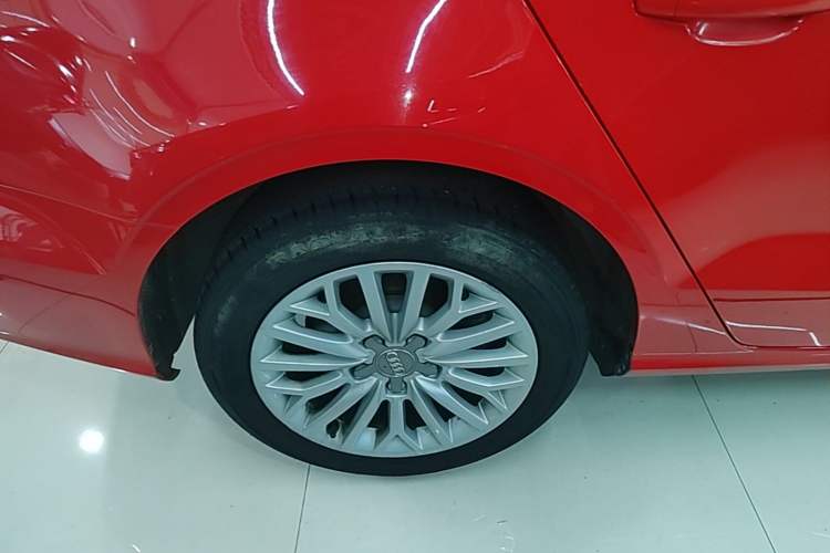 Used Audi A3 2014 Limousine 35 TFSI Automatic Fashion Model Right Rear Wheel Hub