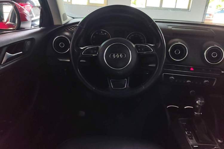 Used Audi A3 2014 Limousine 35 TFSI Automatic Comfort Model Steering Wheel