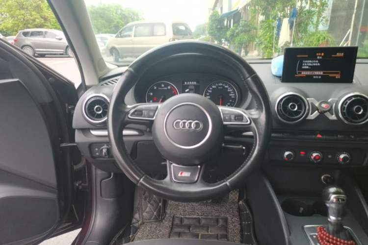 Used Audi A3 2014 Limousine 35 TFSI Automatic Advanced Model Steering Wheel