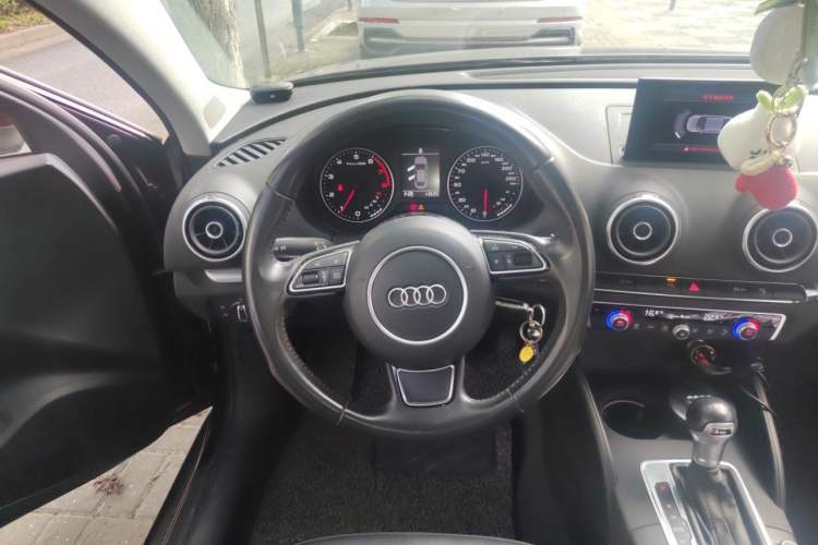 Used Audi A3 2014 Limousine 35 TFSI Automatic Comfort Model Steering Wheel