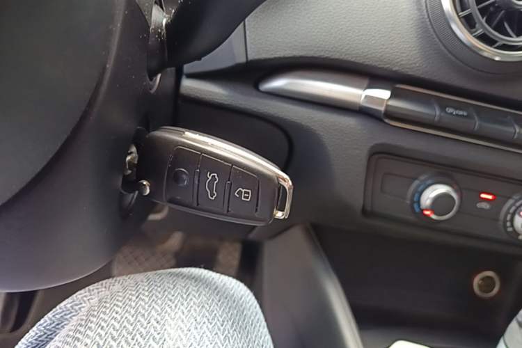 Used Audi A3 2014 Limousine 35 TFSI Automatic Fashion Model Vehicle Key