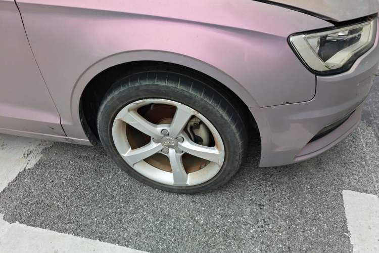 Used Audi A3 2014 Limousine 35 TFSI Automatic Comfort Model Right Front Wheel Hub