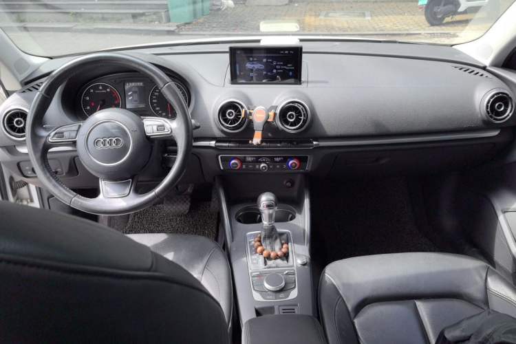 Used Audi A3 2014 Limousine 35 TFSI Automatic Comfort Model Center Console