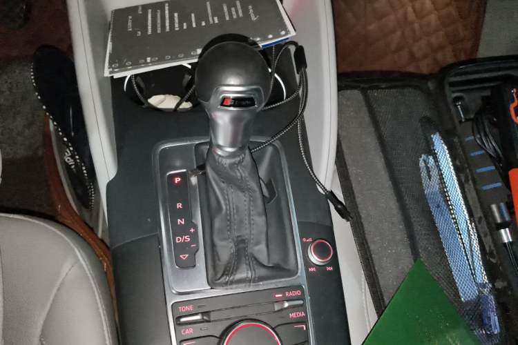 Used Audi A3 2014 Limousine 35 TFSI Automatic Comfort Model Gear Lever