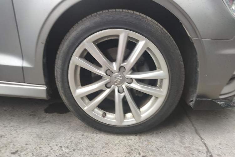 Used Audi A3 2014 Limousine 35 TFSI Automatic Advanced Model Right Front Wheel Hub