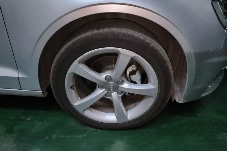 Used Audi A3 2014 Limousine 35 TFSI Automatic Comfort Model Right Front Wheel Hub