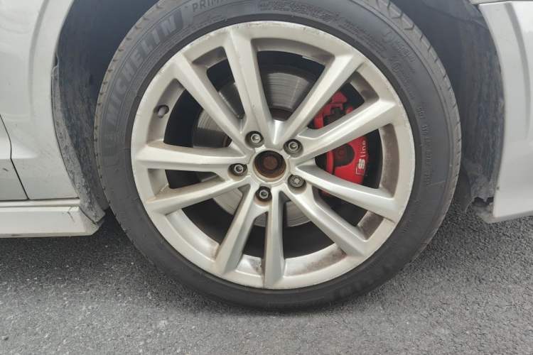 Used Audi A3 2014 Limousine 40 TFSI S line Comfort Model Right Front Wheel Hub