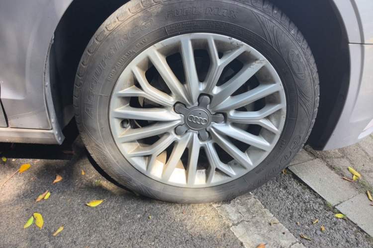 Used Audi A3 2014 Limousine 35 TFSI Automatic Fashion Model Right Front Wheel Hub