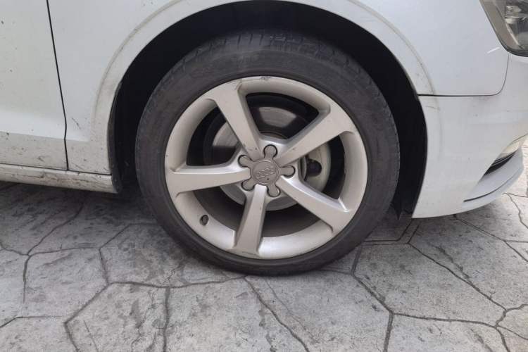 Used Audi A3 2014 Limousine 35 TFSI Automatic Comfort Model Right Front Wheel Hub
