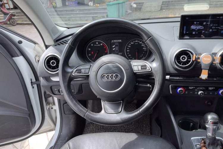 Used Audi A3 2014 Limousine 35 TFSI Automatic Comfort Model Steering Wheel