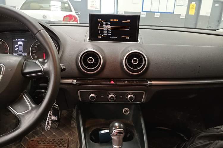Used Audi A3 2014 Limousine 35 TFSI Automatic Advanced Model Audio And AC Panel
