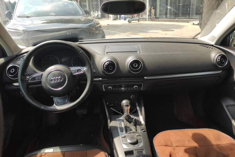Used Audi A3 2014 Limousine 35 TFSI Automatic Comfort Model Center Console