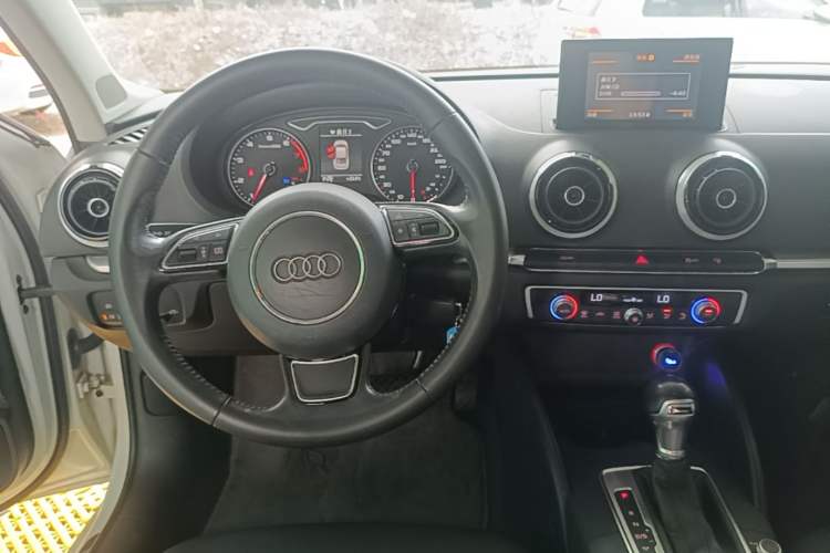 Used Audi A3 2014 Limousine 40 TFSI S line Comfort Model Center Console