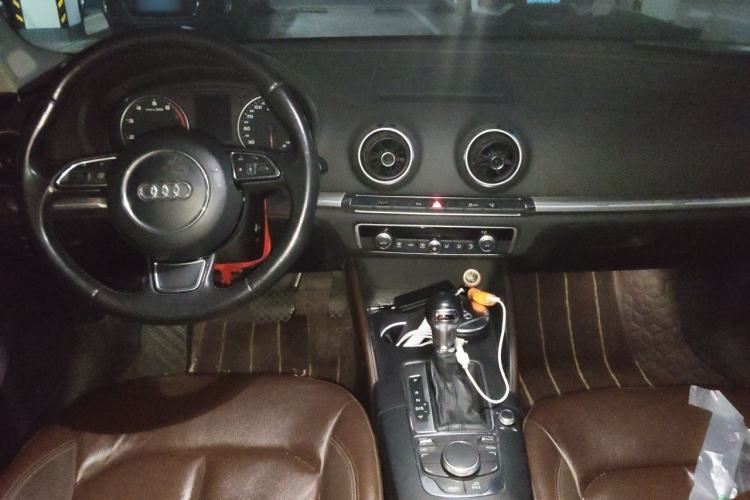Used Audi A3 2014 Limousine 35 TFSI Automatic Comfort Model Center Console