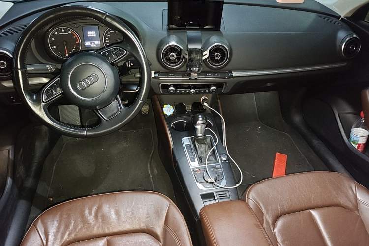 Used Audi A3 2014 Limousine 35 TFSI Automatic Comfort Model Center Console