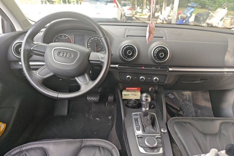 Used Audi A3 2014 Limousine 35 TFSI Automatic Advanced Model Center Console