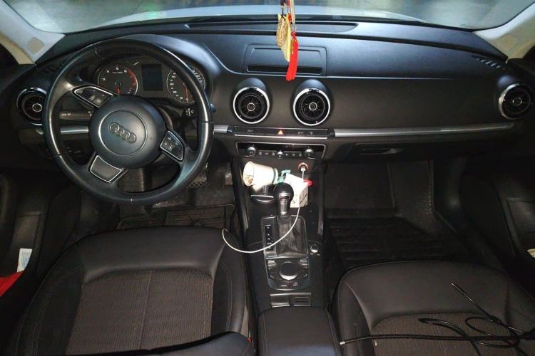 Used Audi A3 2014 Limousine 40 TFSI S line Comfort Model Center Console