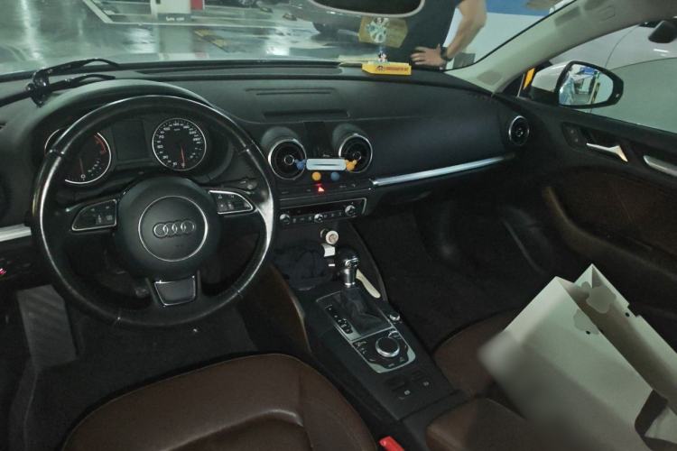 Used Audi A3 2014 Limousine 35 TFSI Automatic Comfort Model Center Console