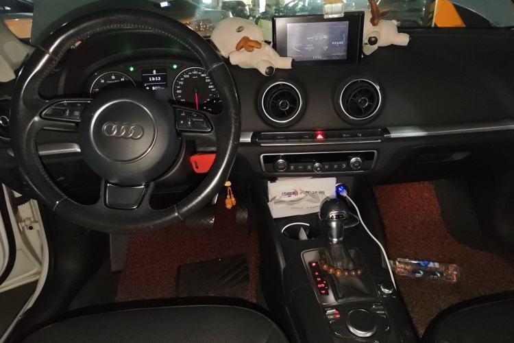 Used Audi A3 2014 Limousine 35 TFSI Automatic Comfort Model Center Console