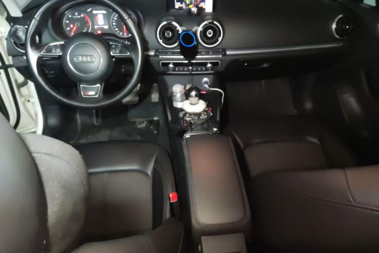 Used Audi A3 2014 Limousine 40 TFSI S line Comfort Model Center Console