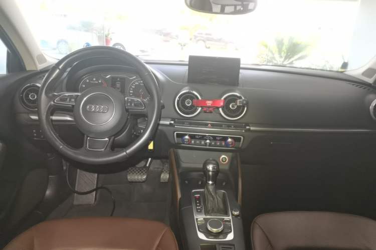 Used Audi A3 2014 Limousine 40 TFSI S line Comfort Model Center Console
