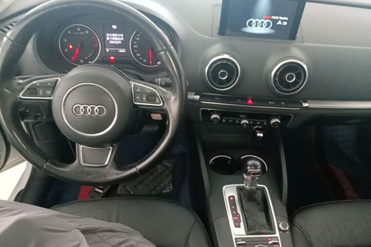 Used Audi A3 2014 Limousine 35 TFSI Automatic Comfort Model Center Console