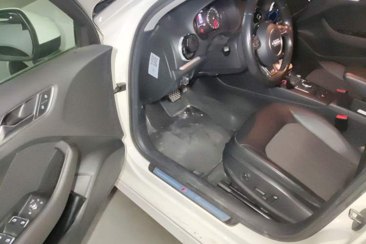 Used Audi A3 2014 Limousine 40 TFSI S line Comfort Model Driver Seat