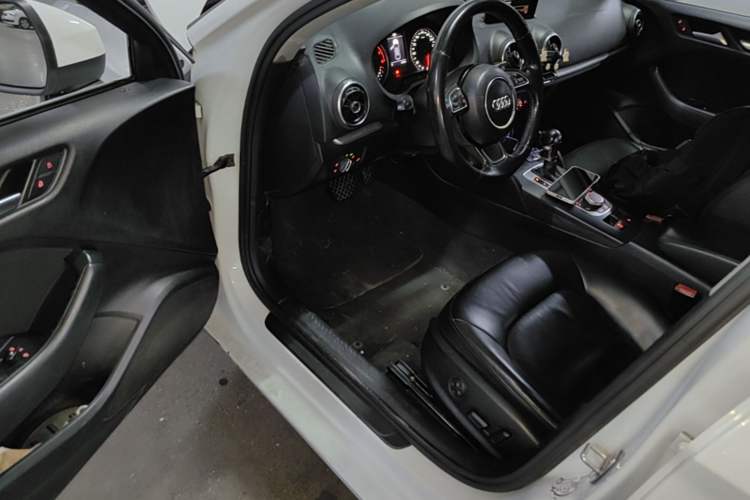 Used Audi A3 2014 Limousine 35 TFSI Automatic Fashion Model Driver Seat