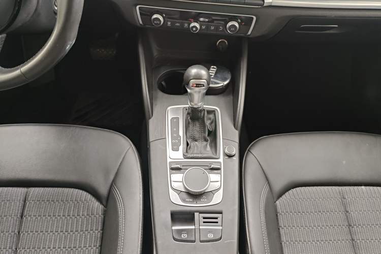 Used Audi A3 2014 Limousine 40 TFSI S line Comfort Model Interior 4